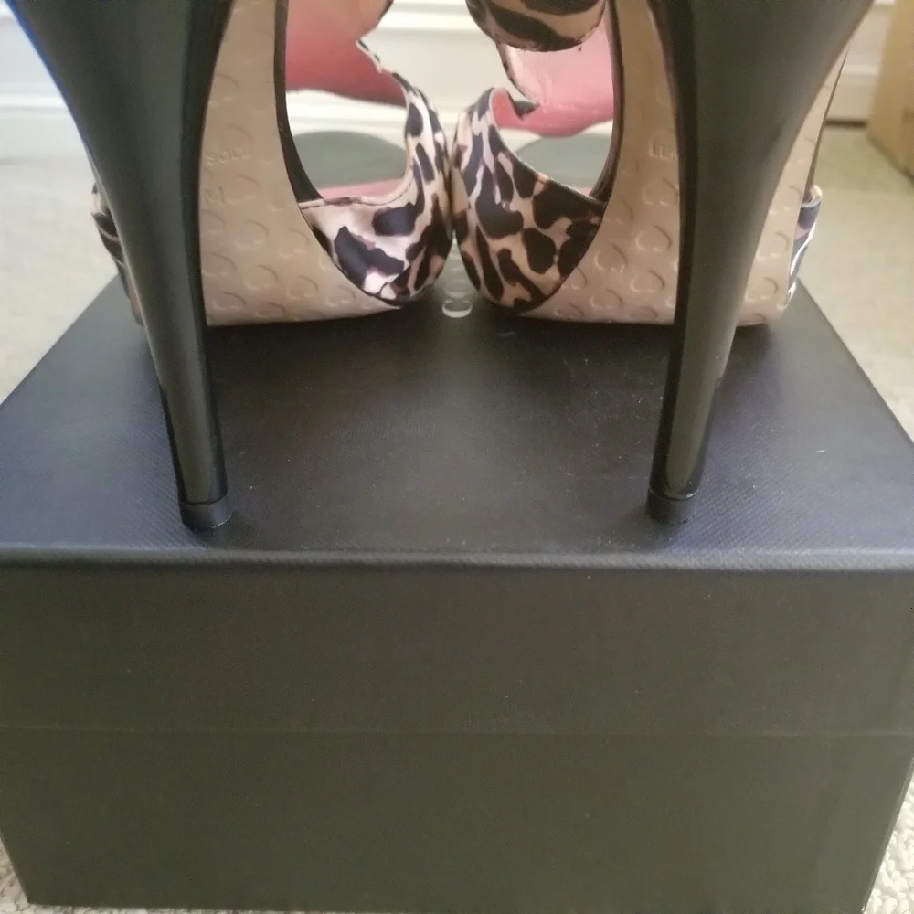 7.5 NWOT Betsy Johnson Leopard heels